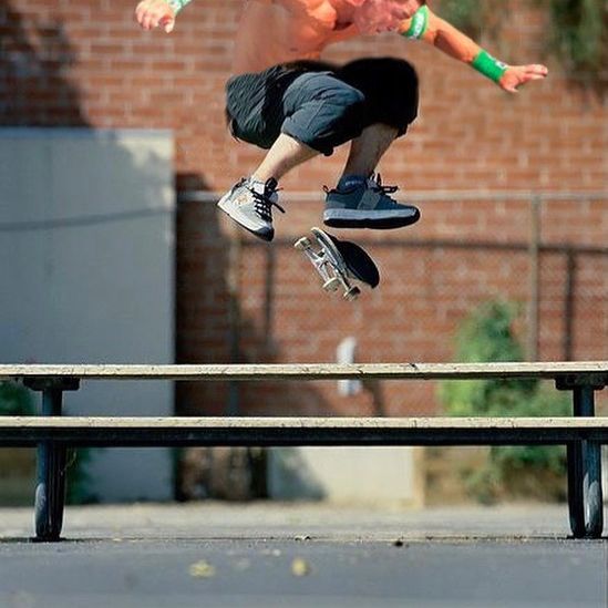 Cena Skates, kickflip a picnic table