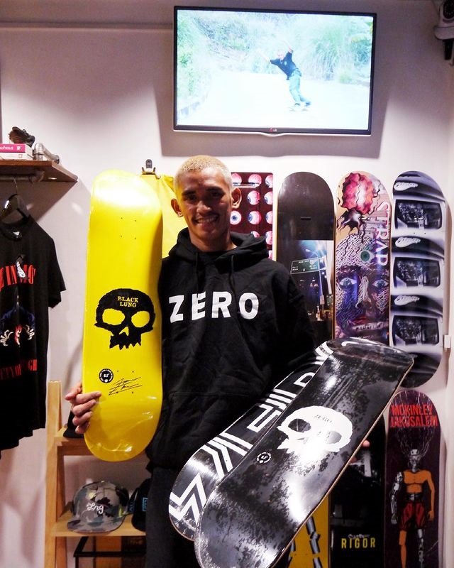 Motic Panugalinog holding Zero skateboards