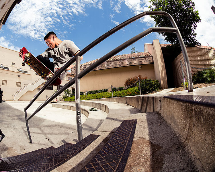 Felipe Nunes frontside bluntslide a handrail