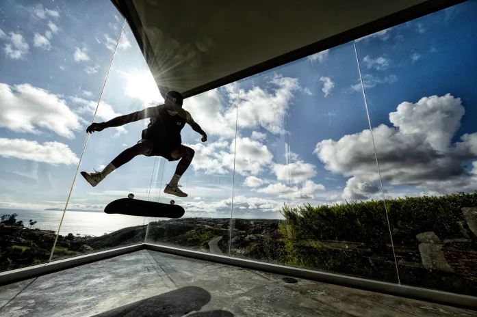 Nyjah Huston kickflip