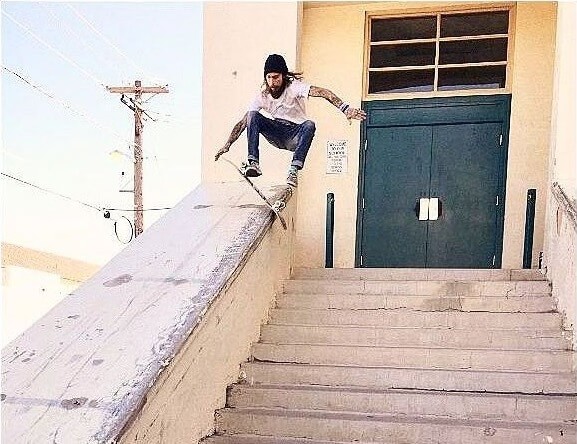 Ragdoll skating a Hubba