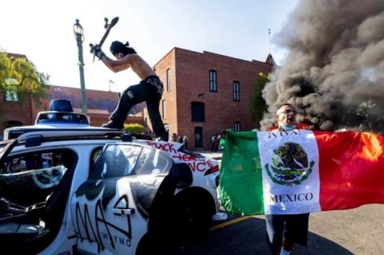 Skateboarder Smashes Cars with Board During Intense Anti-ICE Protest