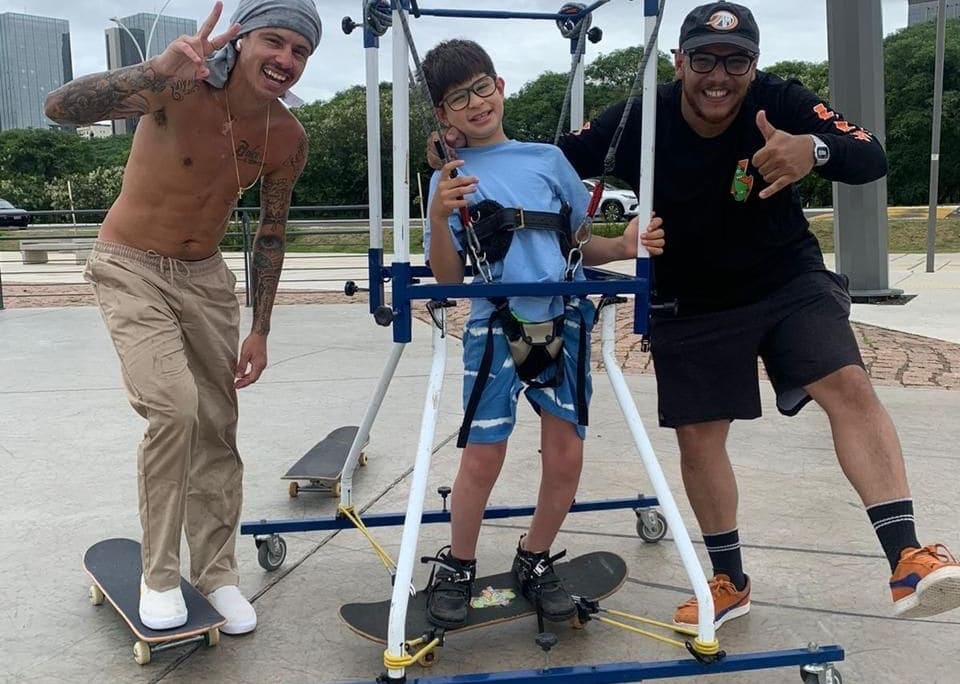 Skateboarder helping kids with disaabilities